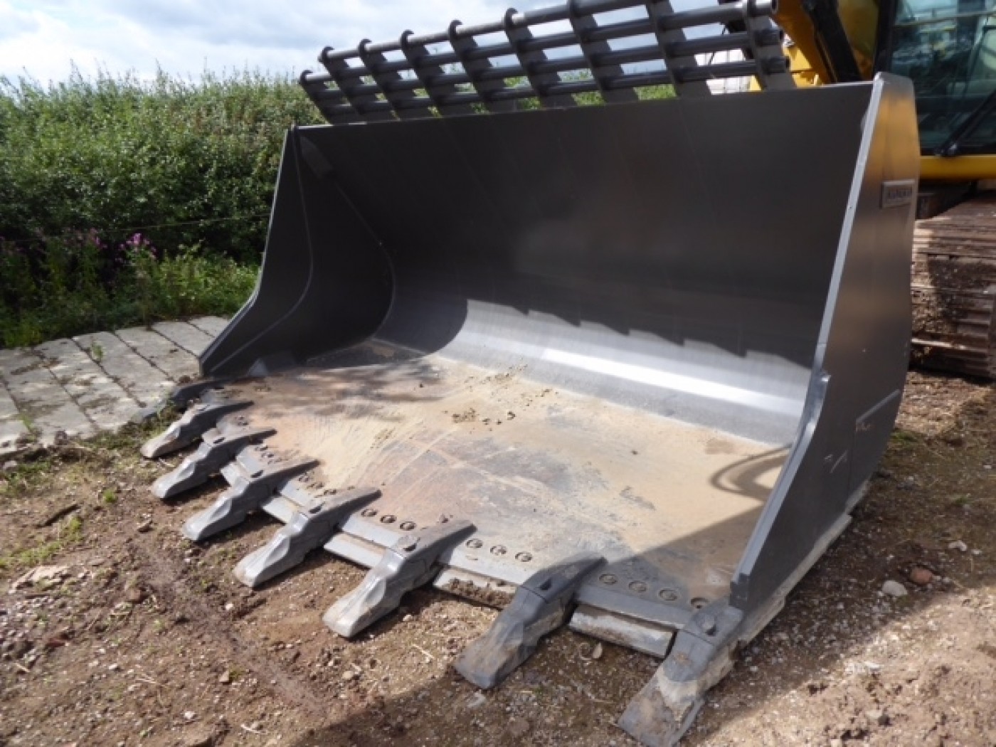 Volvo L220 Rock Bucket