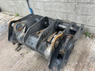 Attachment bracket/ quick hitch