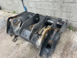 Attachment bracket/ quick hitch